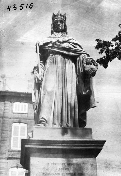statue (grandeur nature) : le roi René, vue générale
