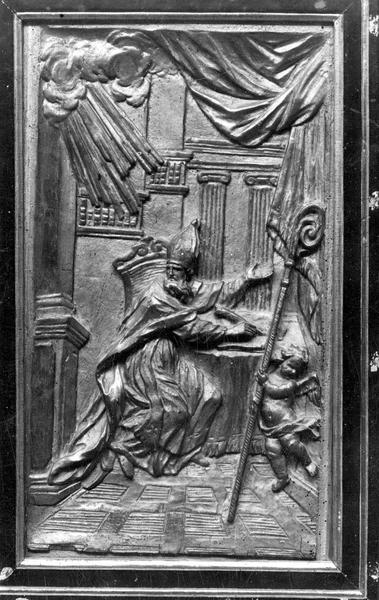 bas-relief : un Ange présentant une crosse à un docteur de l'église, vue générale - © Ministère de la Culture (France), Médiathèque du patrimoine et de la photographie (objets mobiliers), tous droits réservés