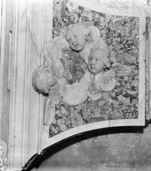 statues : trois têtes d'anges, vue générale - © Ministère de la Culture (France), Médiathèque du patrimoine et de la photographie (objets mobiliers), tous droits réservés