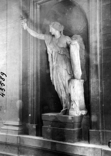 statue (grandeur nature) : la Paix victorieuse, vue générale