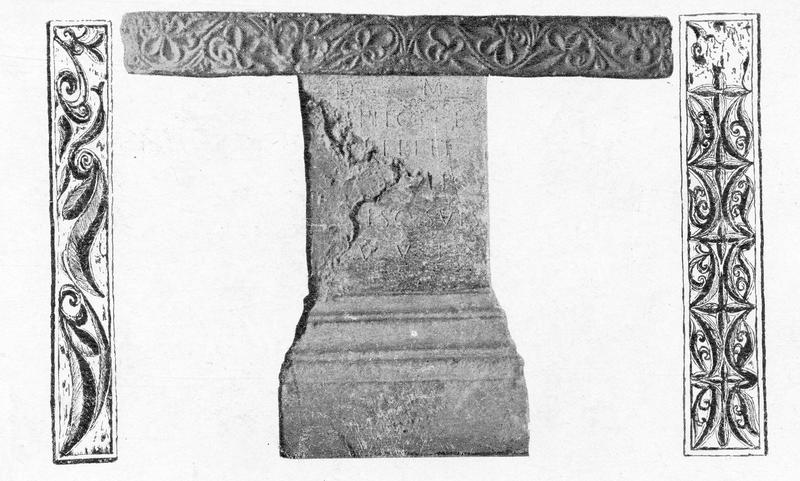 stèle funéraire, table d'autel, vue générale - © Ministère de la Culture (France), Médiathèque du patrimoine et de la photographie (objets mobiliers), tous droits réservés