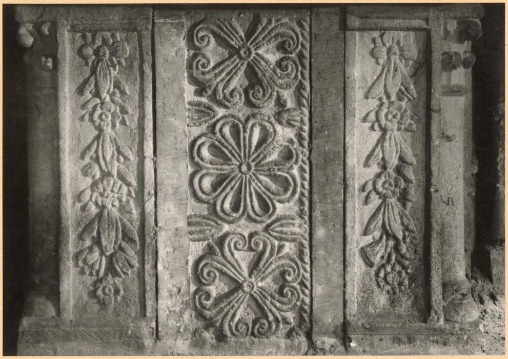 Autel, bas-reliefs, colonnettes (chancel)