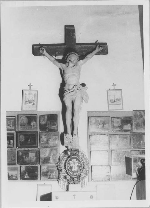 Statue : Christ en croix