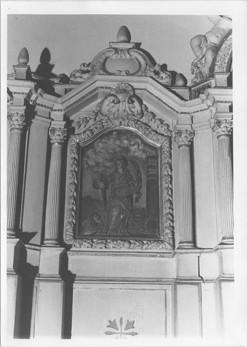 autel, retable et bas-reliefs : Sainte Catherine