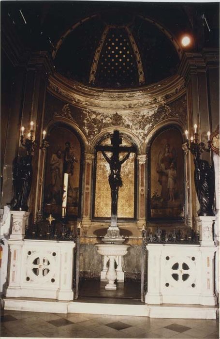 ensemble formé par les fonts baptismaux et la statue (crucifix) : Christ en croix - © Ministère de la Culture (France), Médiathèque du patrimoine et de la photographie, Tous droits réservés