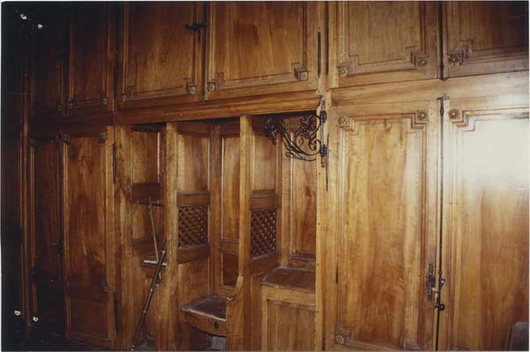 lambris de revêtement (boiseries formant meuble de sacristie avec confessionnal)