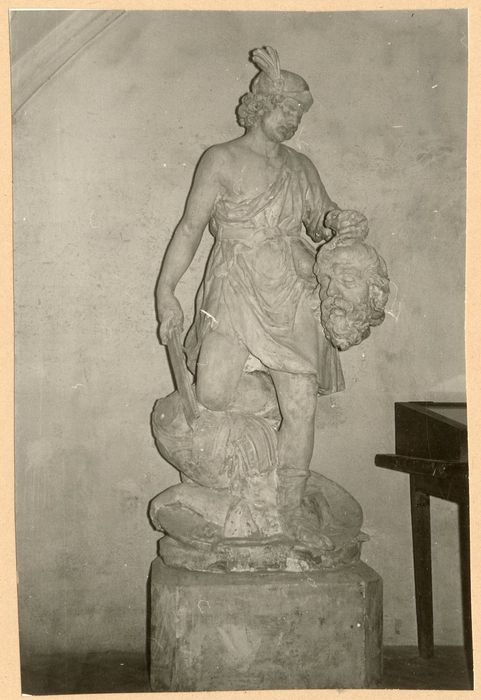 statue : David portant la tête de Goliath
