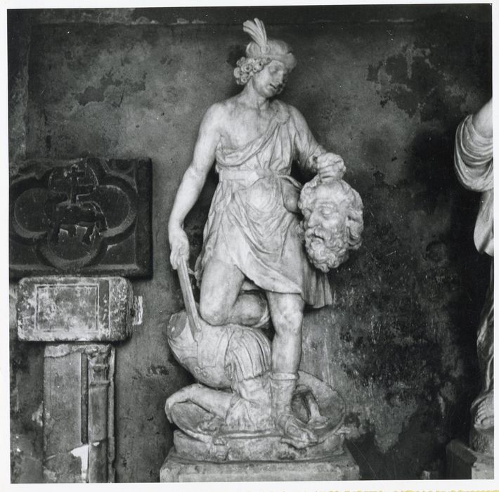Statue : David portant la tête de Goliath