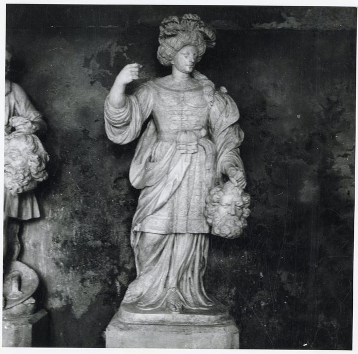 Statue : Judith tenant la tête d'Holopherne