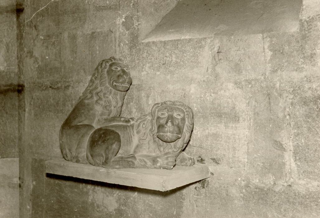 Groupe sculpté : deux lions
