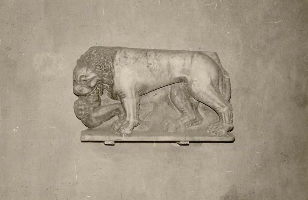 2 statues : lions dévorant