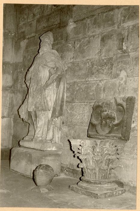 Bas-relief (cartouche)