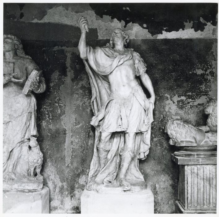 2 statues : le Christ ressuscité, Josué ou Jephte