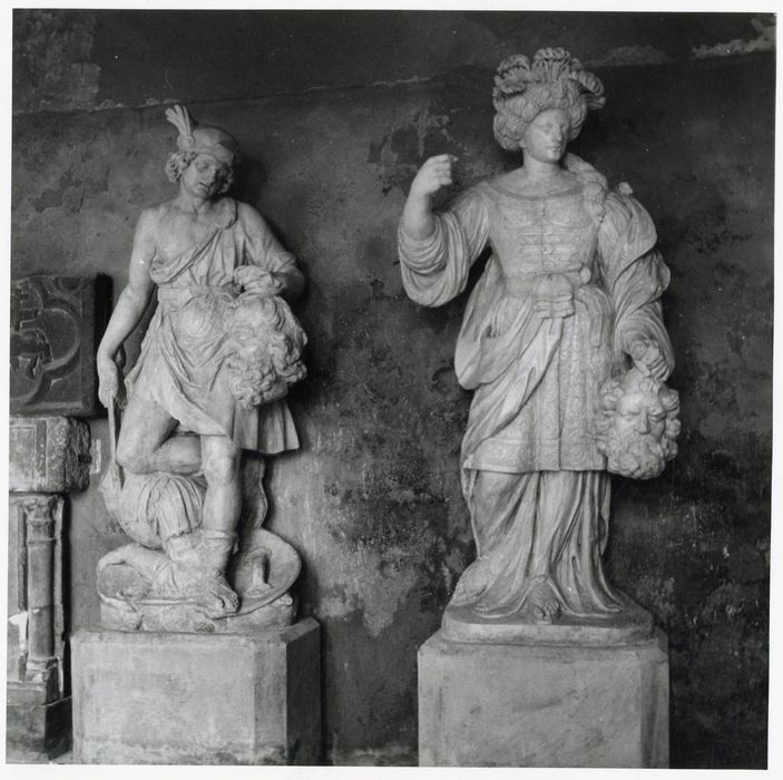 statues : Judith tenant la tête d'Holopherne, David portant la tête de Goliath 