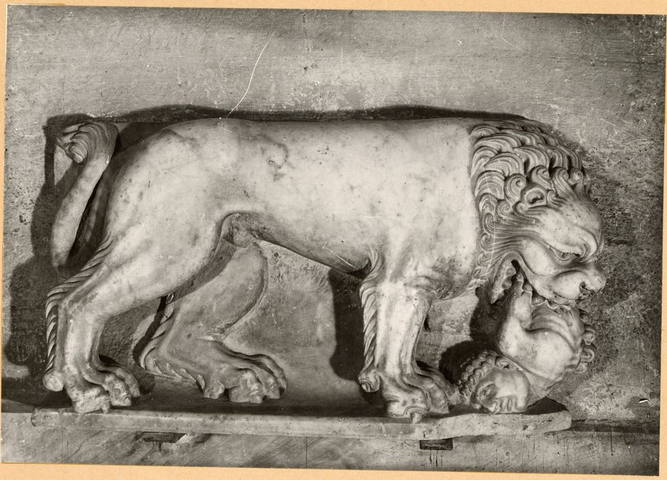 statue : lion dévorant