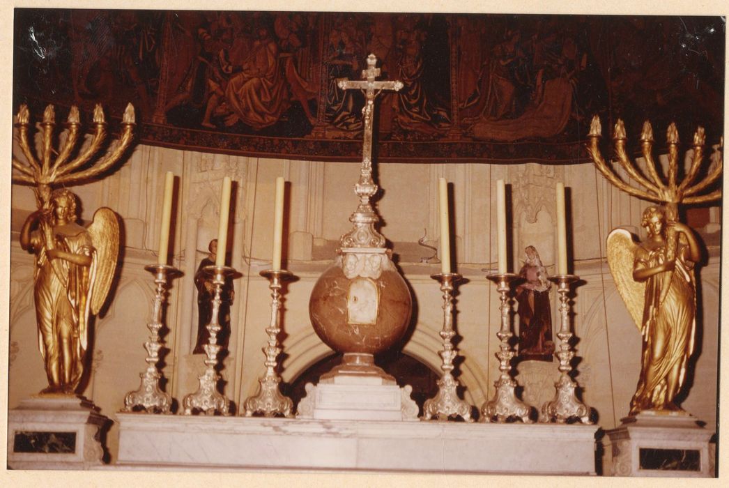 chandeliers et croix d'autel (crucifix)