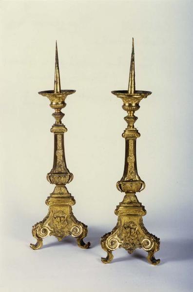 deux chandeliers d'autel