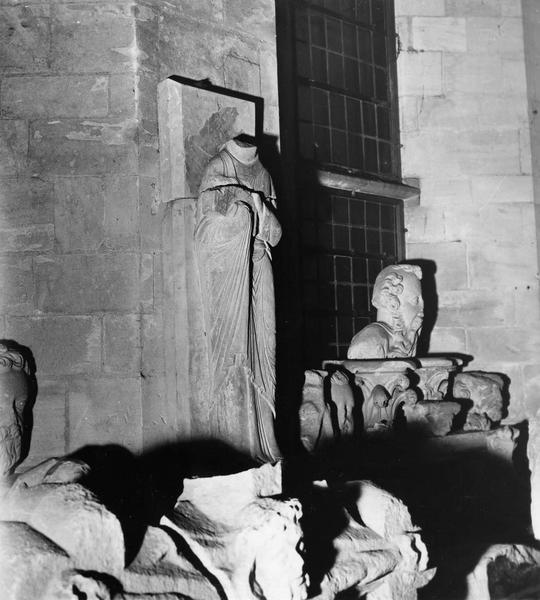 vue du musée lapidaire, statues et fragments