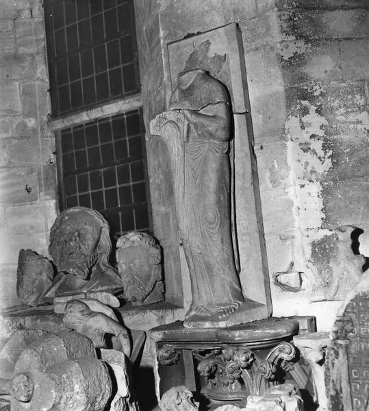 vue du musée lapidaire, statues et fragments