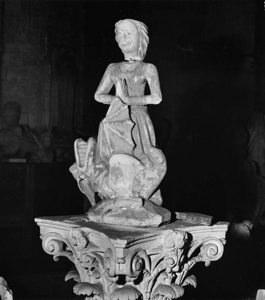 statue : sainte Marthe ou Marguerite