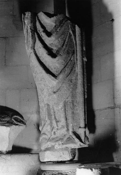 fragment de statue : un évêque