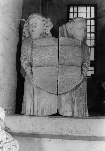 fragment de sculpture : deux statues d'anges revêtus d'une aube portant les armoiries des d'Harcourt (provenant de la tour centrale)