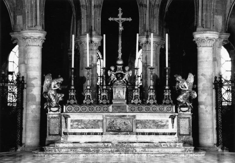 vue d'ensemble de l'autel (maître-autel) avec la Déposition de croix, le tabernacle et les chandeliers