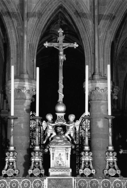 autel (maître-autel) : croix d'autel, chandeliers et tabernacle