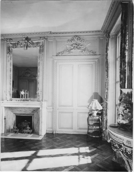 lambris de revêtement déposés et remontés dans un hôtel particulier de Meudon (Hauts-de Seine), console située entre les deux fenêtres, angle sud-ouest du salon, motif du Printemps