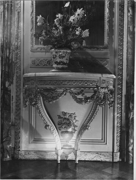 lambris de revêtement déposés et remontés dans un hôtel particulier de Meudon (Hauts-de Seine), console située entre les deux fenêtres