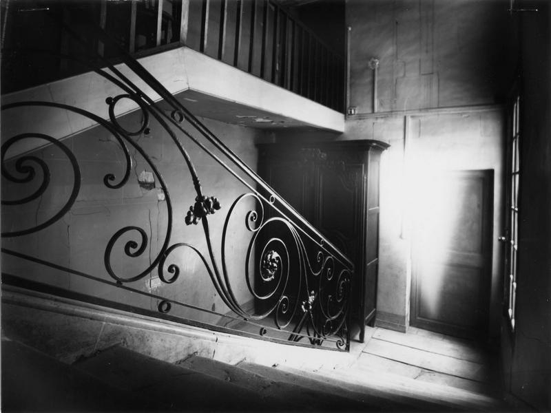 lambris de revêtement déposés et remontés dans un hôtel particulier de Meudon (Hauts-de Seine), rampe d'escalier