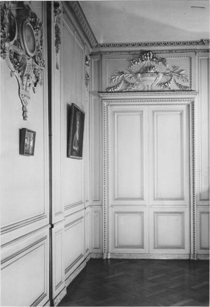 lambris de revêtement déposés et remontés dans un hôtel particulier de Meudon (Hauts-de Seine), angle sud-est, motif L'Hiver, au-dessus de la porte