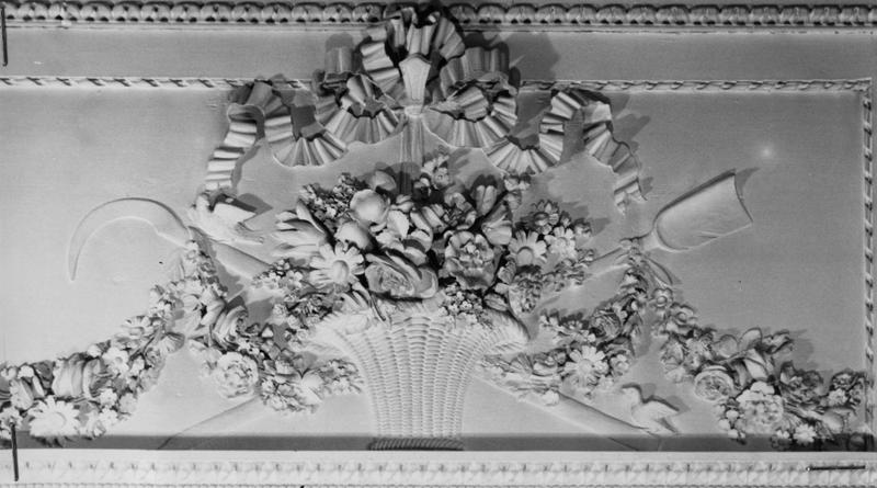 lambris de revêtement déposés et remontés dans un hôtel particulier de Meudon (Hauts-de Seine), motif décoratif (bouquet de fleurs)