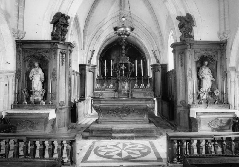 vue du choeur avec les autels et retables latéraux et les deux anges adorateurs