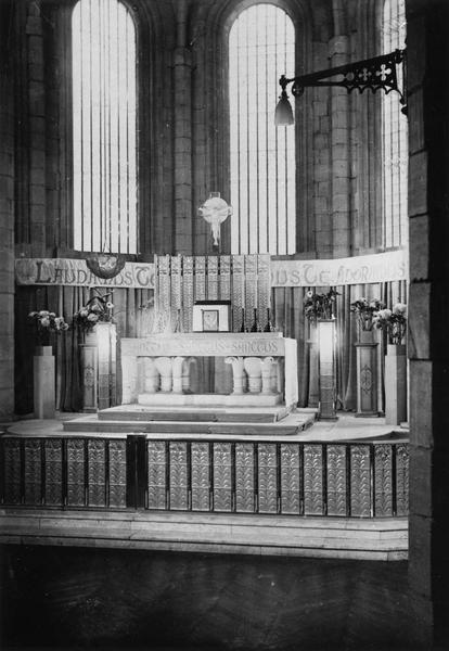 Éléments du retable, de la clôture de choeur (table de communion) et des 2 luminaires (colonnes lumineuses)