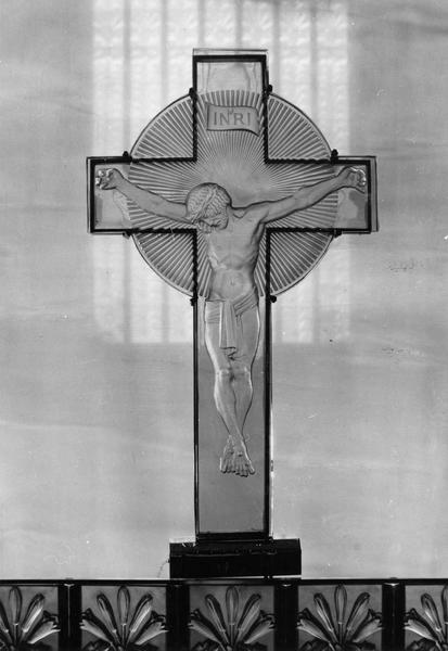 Croix d'autel (crucifix) et 7 chandeliers d'autel