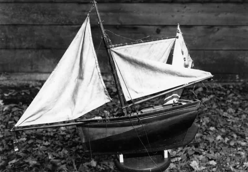 ex-voto maquette de la petite barque de Honfleur HO 26