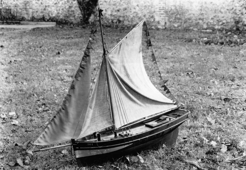 ex-voto maquettedite Grande barque chalutière de Trouville HO1 ou Les trois soeurs