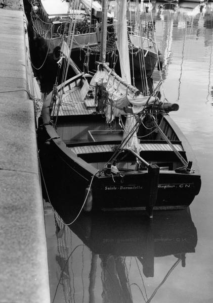 bateau de pêche, bateau de plaisance (chaloupe cotre), dit sainte Bernadette, ex Serge Olivier - © Ministère de la Culture (France), Médiathèque du patrimoine et de la photographie (objets mobiliers), tous droits réservés