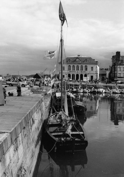 bateau de pêche, bateau de plaisance (chaloupe cotre), dit sainte Bernadette, ex Serge Olivier - © Ministère de la Culture (France), Médiathèque du patrimoine et de la photographie (objets mobiliers), tous droits réservés