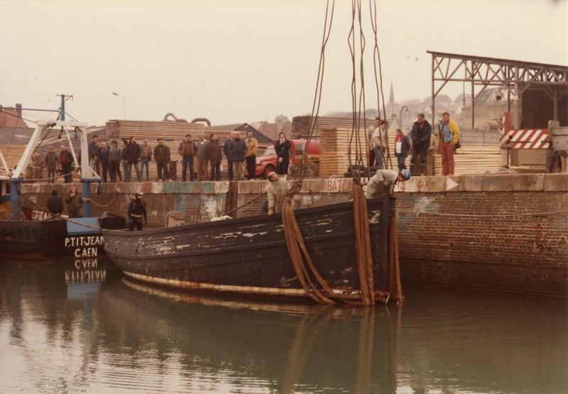 bateau de pêche, puis bateau de plaisance (cotre) dit Déhel (opération de mise sur le quai)
