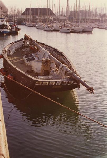 bateau de pêche, puis bateau de plaisance (cotre) dit Déhel (opération de mise sur le quai)