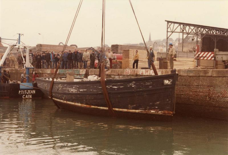 bateau de pêche, puis bateau de plaisance (cotre) dit Déhel (opération de mise sur le quai) - © Ministère de la Culture (France), Médiathèque du patrimoine et de la photographie (objets mobiliers), tous droits réservés