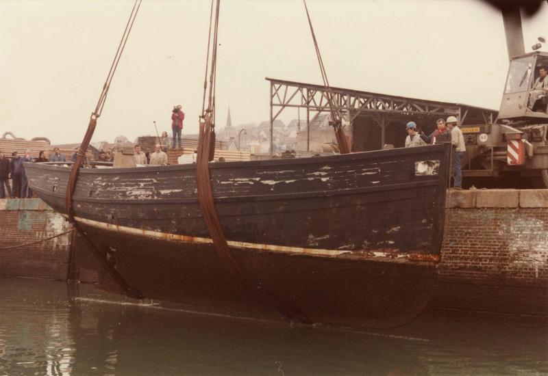 bateau de pêche, puis bateau de plaisance (cotre) dit Déhel (opération de mise sur le quai) - © Ministère de la Culture (France), Médiathèque du patrimoine et de la photographie (objets mobiliers), tous droits réservés