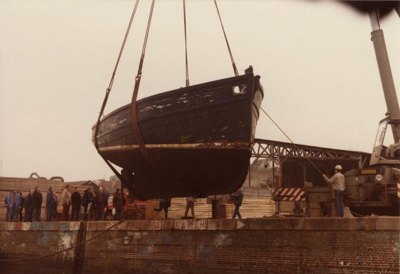 bateau de pêche, puis bateau de plaisance (cotre) dit Déhel (opération de mise sur le quai) - © Ministère de la Culture (France), Médiathèque du patrimoine et de la photographie (objets mobiliers), tous droits réservés
