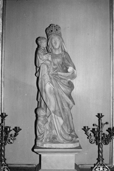 statue : Vierge à l'Enfant au donateur (autel de la chapelle gauche)