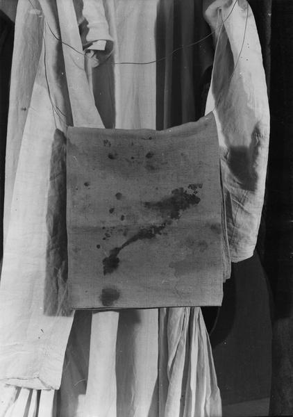 serviette avec tâches de sang dites de Thomas Becket - © Ministère de la Culture (France), Médiathèque du patrimoine et de la photographie (objets mobiliers), tous droits réservés