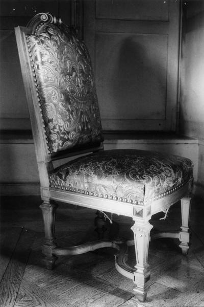 chaise (bois et cuir de Cordoue) - © Ministère de la Culture (France), Médiathèque du patrimoine et de la photographie (objets mobiliers), tous droits réservés