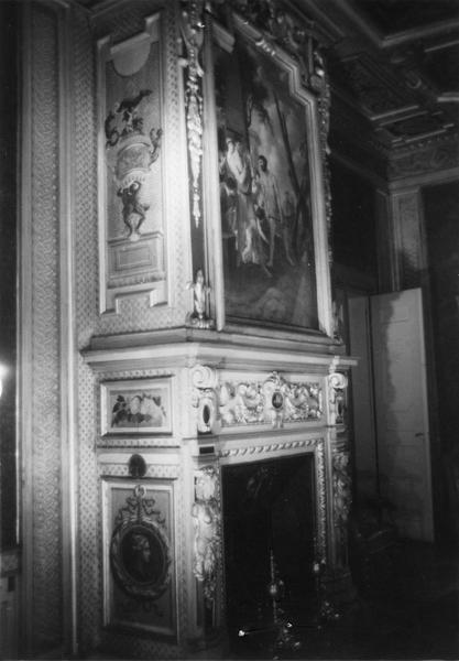 cheminée du Salon doré avec le tableau de Laurent de la Hyre : La découverte du feu par les hommes - © Ministère de la Culture (France), Médiathèque du patrimoine et de la photographie (objets mobiliers), tous droits réservés