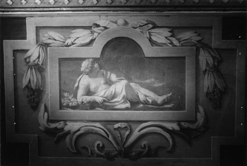 détail d'un lambris : Femme allongée et s'appuyant sur le bras droit - © Ministère de la Culture (France), Médiathèque du patrimoine et de la photographie (objets mobiliers), tous droits réservés